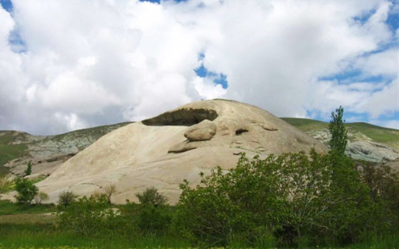 ایوان سنگی نیاق