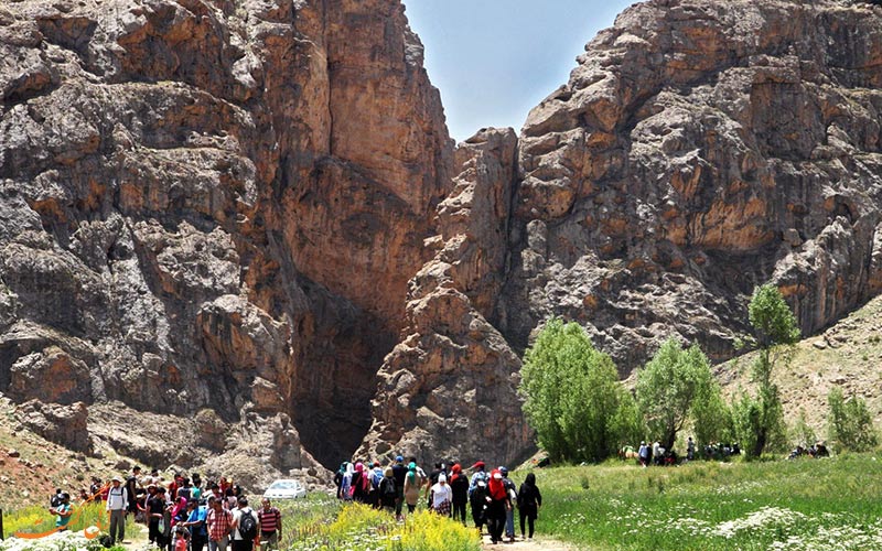 گردشگران و مسیر پیاده روی تنگ واشی