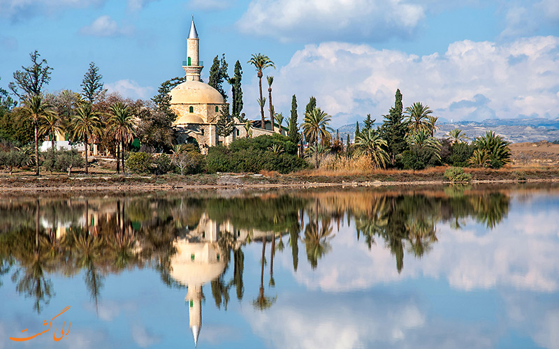 مسجدی تاریخی در آنسوی دریاچه نمک