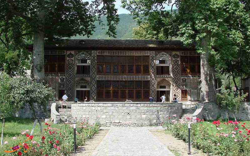 نمایی از یک مهمانسرا در شکی