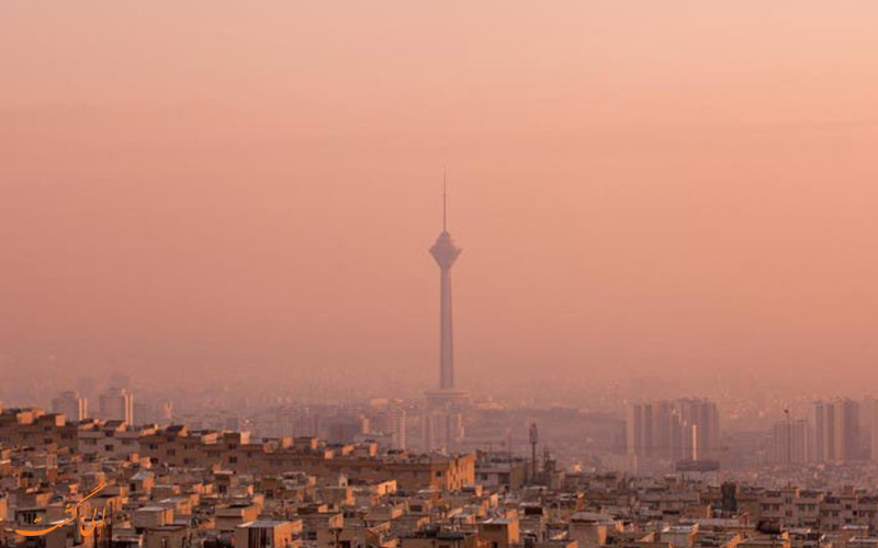 نمای دور از برج میلاد در تهران آلوده